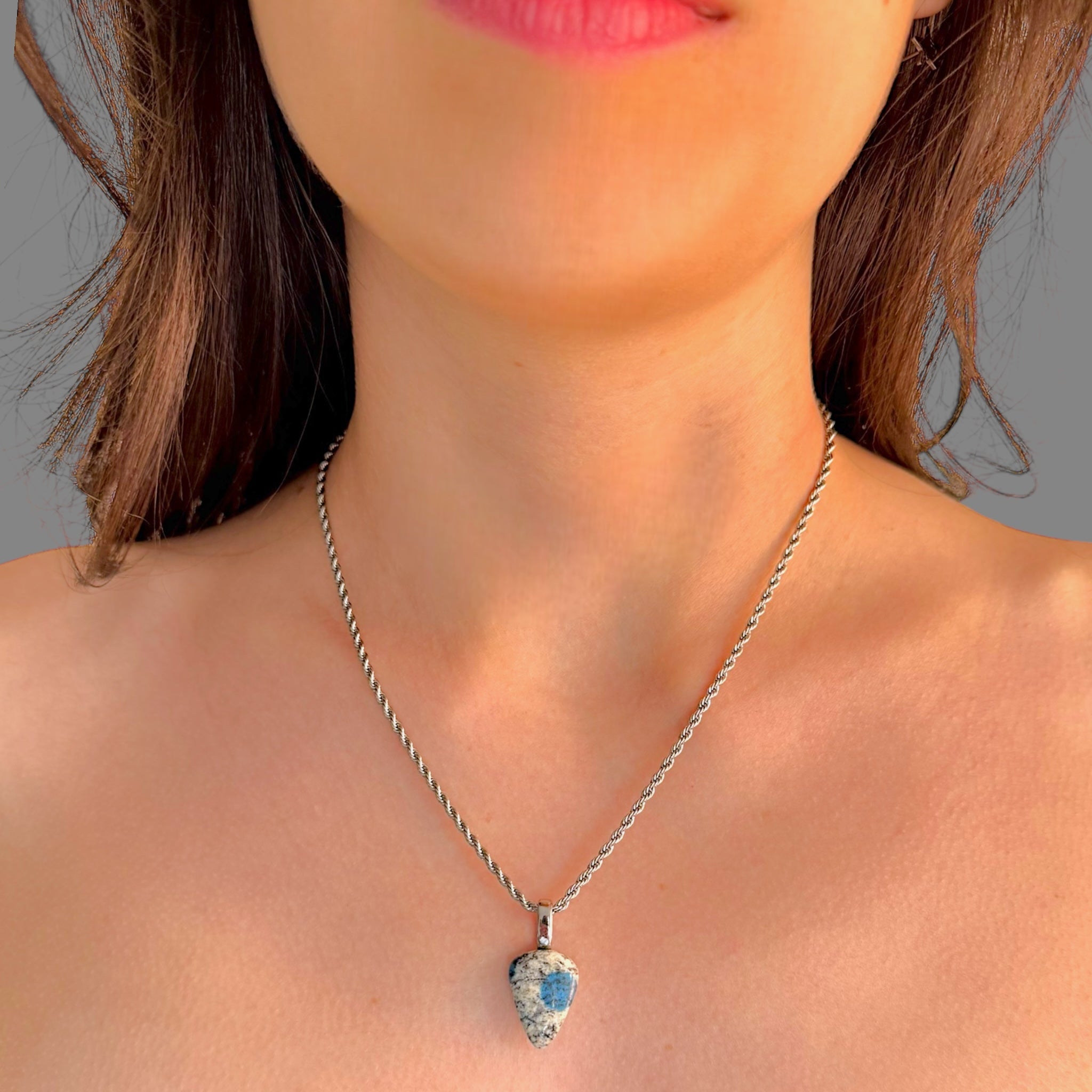 Collana granito K2 con azzurrite 19x14 mm Sharifa Crystals